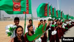 Массовка на официальной церемонии с участием президента Туркменистана 