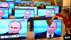 Владимир Путиннің тікелей эфирдегі сұхбатын көрсетіп жатқан телемониторлар. Мәскеу, 17 сәуір 2014 жыл
