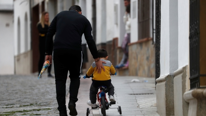 Deca u Španiji u šetnji prvi put posle šest nedelja