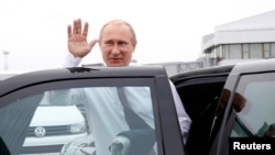 Владимир Путин выходит из автомобиля в Минске, август, 2014 год 