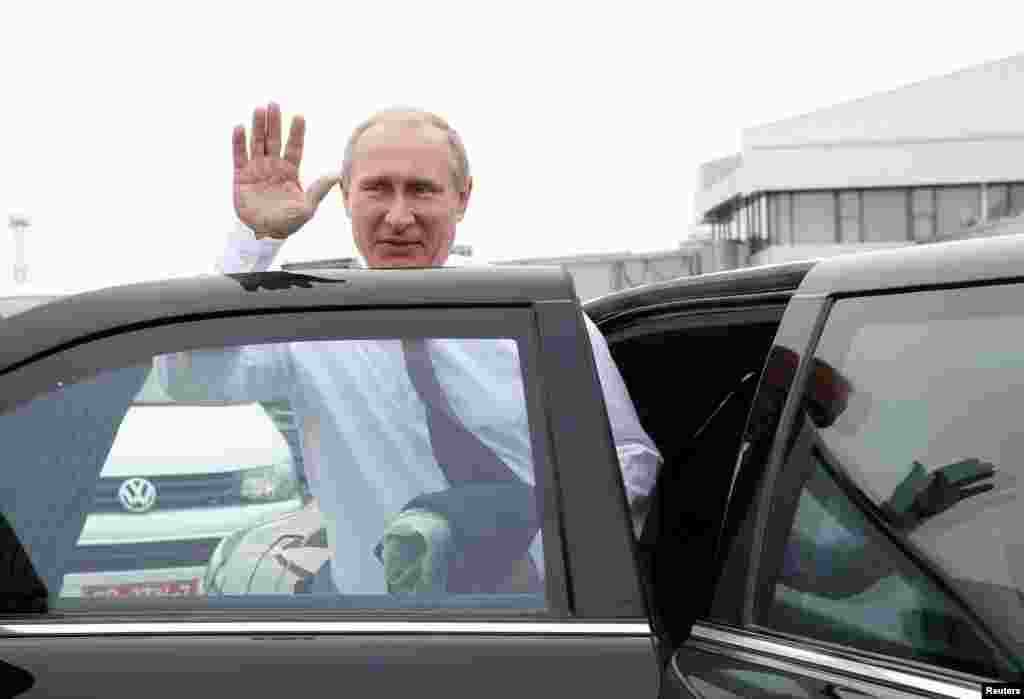Президент России Владимир Путин отказался от церемонии приветствия "хлебом-солью" и практически сразу покинул аэоропорт