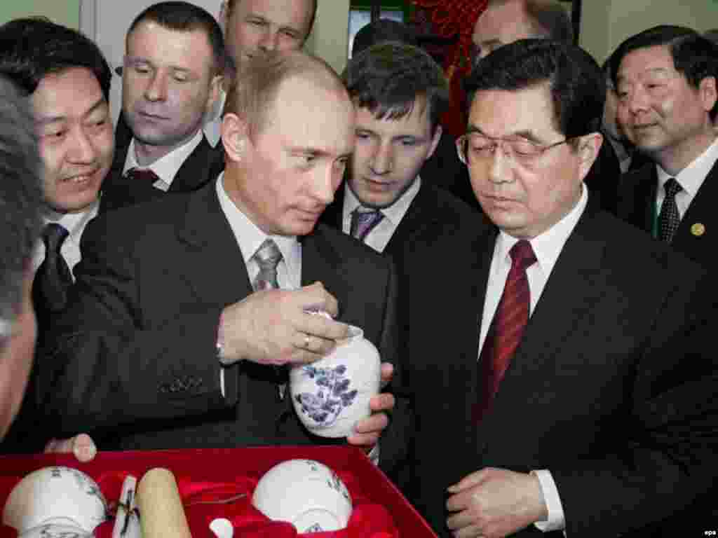 Russia - Russian President Vladimir Putin (L) and Chinese President Hu Jintao (R) visit the Chinese national exhibition at Crokus Expo an exhibition center in Moscow, 27Mar2007 - Caption: epa00968868 Russian President Vladimir Putin (L) and Chinese President Hu Jintao (R) visit the Chinese national exhibition at Crokus Expo an exhibition center in Moscow Tuesday 27 March 2007