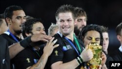 All Blacks captain Richie McCaw (center) celebrates winning the Webb Ellis Cup with teammates after the 2011 Rugby World Cup final in Auckland.