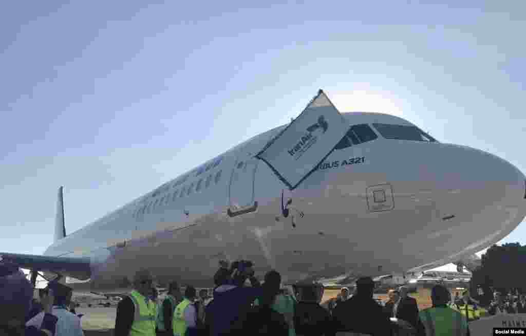 نخستین فروند از یکصد هواپیمای مسافربری که ایران از شرکت ایرباس خریداری کرده است بعدازظهر پنج&zwnj;شنبه،بیست و سوم دی ماه در تهران به زمین نشست. 