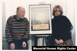 Арина и Александр Гинзбурги на фоне афиши спектакля «Zeks». Париж, 1988 год. Архив Международного Мемориала