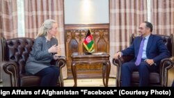 صلاح‌الدین ربانی وزیر خارجه افغانستان حین ملاقات با الیس ولز معاون وزارت خارجۀ ایالات متحده در امور آسیای جنوبی و مرکزی در کابل. May 13 2019