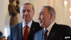 Президент Казахстана Нурсултан Назарбаев (справа) и президент Турции Реджеп Тайип Эрдоган во время визита турецкого лидера в Астану. 16 апреля 2015 года.