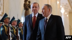 ​Президент Казахстана Нурсултан Назарбаев и президент Турции Реджеп Тайип Эрдоган (слева). Астана, 16 апреля 2015 года.