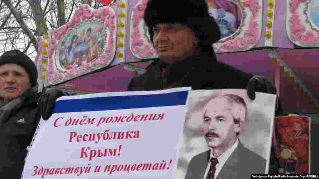 Учасник акції трималє портрет першого й останнього кримського президента Юрія Мєшкова, який 1995 року емігрував до Москви і зараз оголошений персоною нон-грата в Україні.