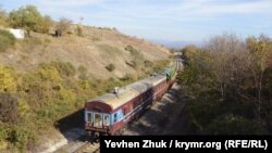 Локомотив тянет куда-то старый пассажирский вагон