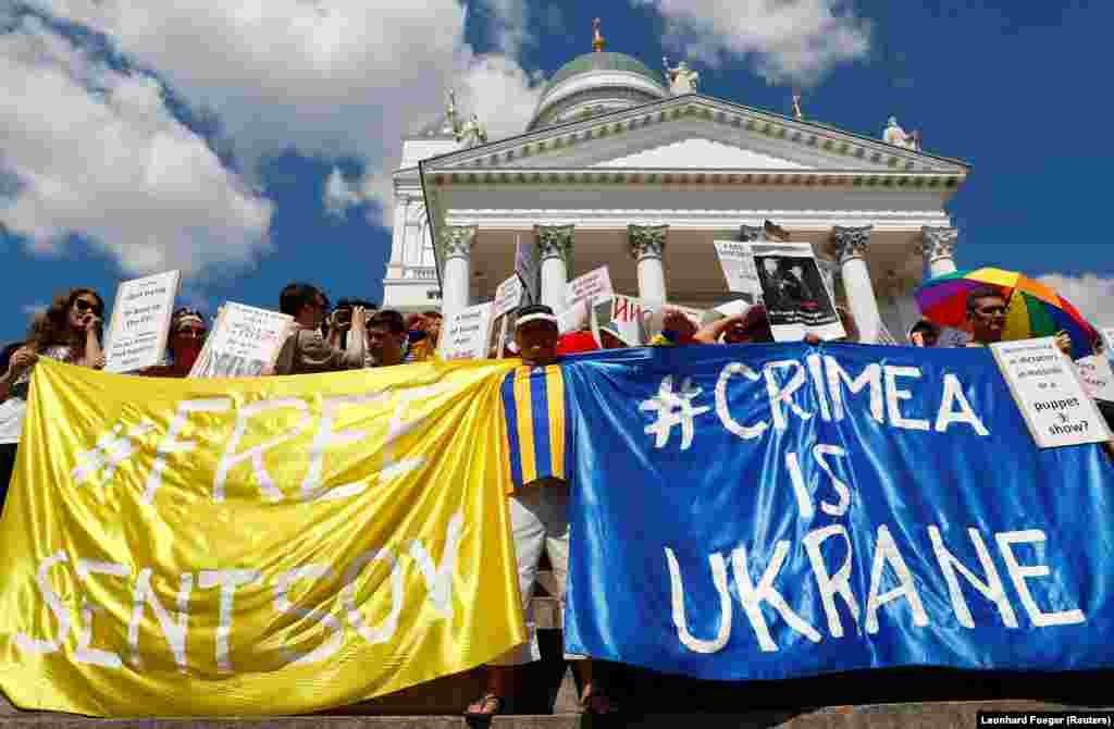 Активісти розгорнули плакати на підтримку кримчанина Олега Сенцова, що голодує у російській тюрмі за Полярним колом