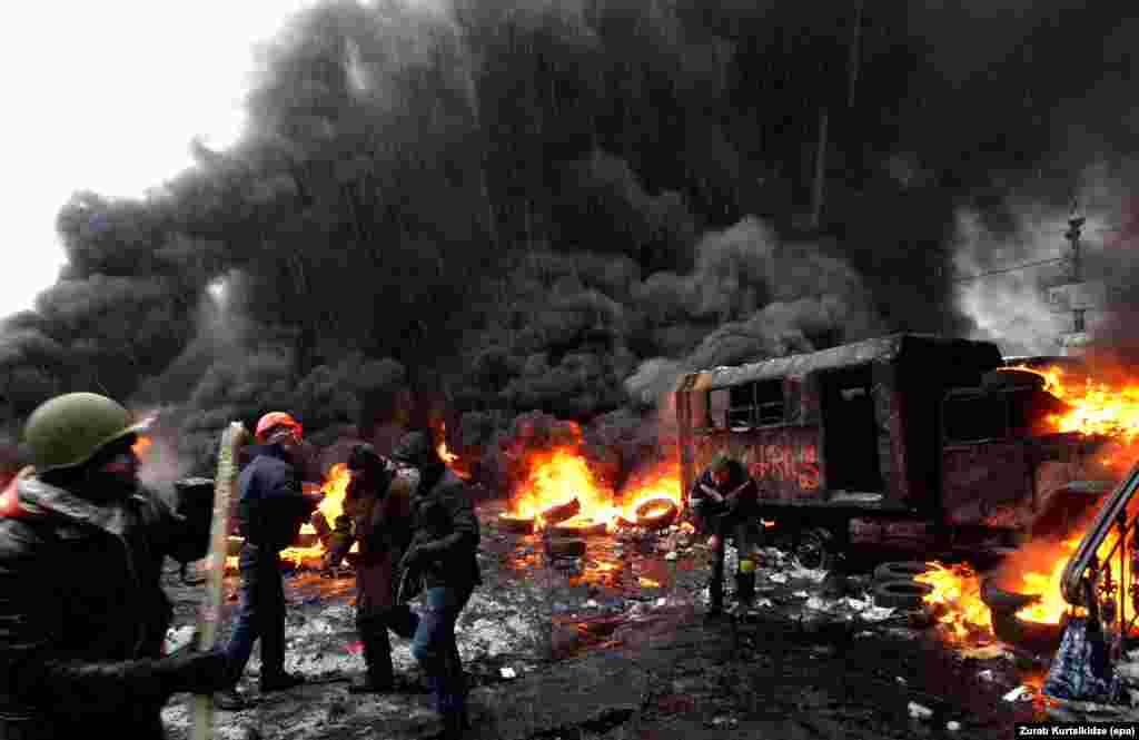 Protesters clash with riot police&nbsp;in downtown Kyiv on January&nbsp;22, 2014.&nbsp;