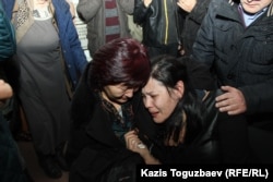 Справа на переднем плане — Асель Копбосынова, жена и общественный защитник Алмата Жумагулова, после приговора в отношении мужа. Алматы, 21 декабря 2018 года.