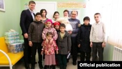 Абдуманнон Сатторов бо зану кӯдаконаш дар таваллудхона