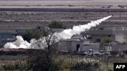 Islamic State militants fire a rocket toward positions held by fighters from the Kurdish People's Protection Units in the eastern part of the Syrian city of Kobani. (file photo) 