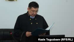 Судья Капшагайского городского суда Жанат Жуматов оглашает приговор по делу о гибели в результате побоев заключенного учреждения ЛА-155/14 Кайрата Егимбаева. Алматинская область, 10 сентября 2019 года.