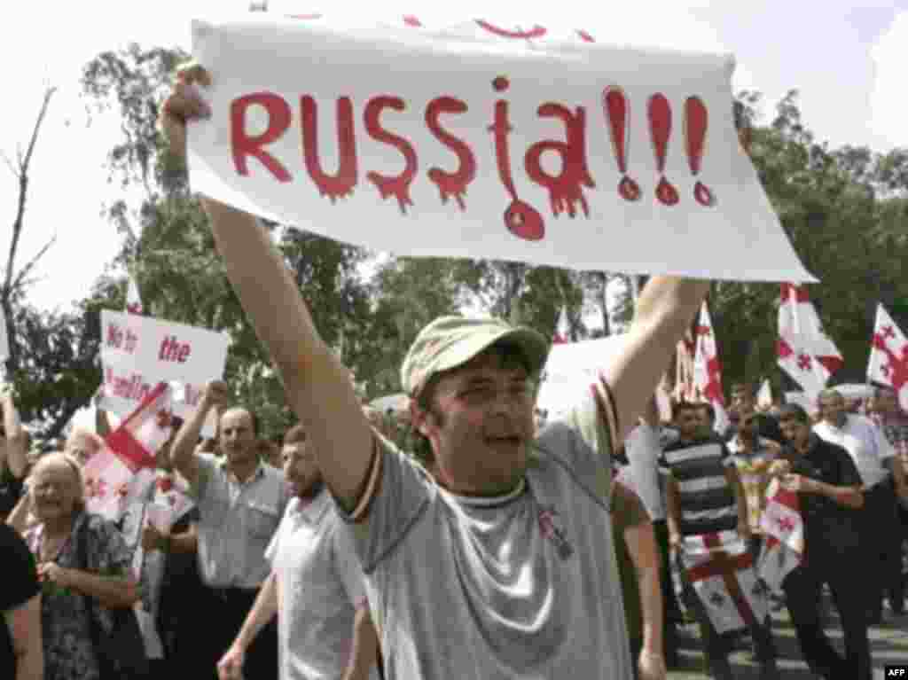 An anti-Russian demonstration in Teklati, neat Poti, Georgia - GEORGIA, Teklati : A Georgian man holds a poster during a demonstration by some 100 Georgians outside the Russian peacekeepers' base in Teklati, 40km from Poti in western Georgia, on August 26, 2008. The protesters were demanding the withdrawal of the Russian army from Western Georgia.