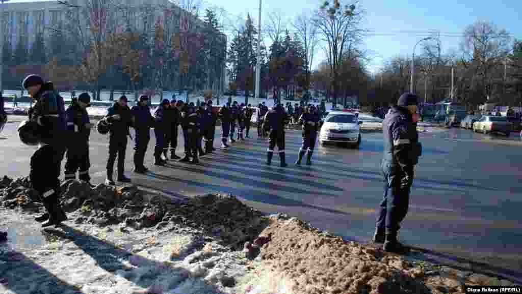 Cordoane de poliţie la intersecţia cu strada Gavriil Bănulescu-Bodoni.