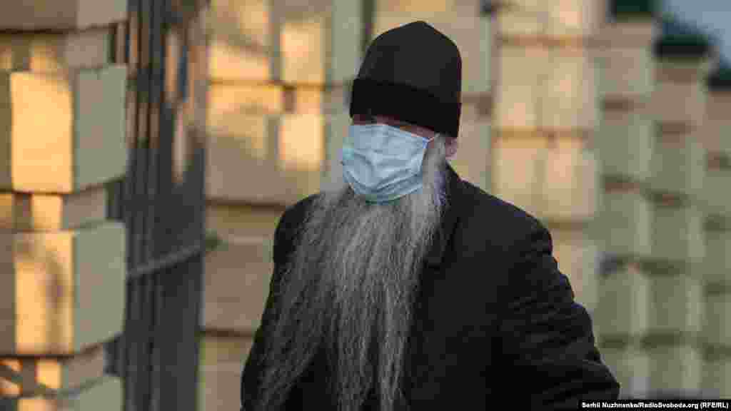 Священники та монахи Російської православної церкви в Україні (УПЦ МП) носять маски, дотримуючись карантинних заходів