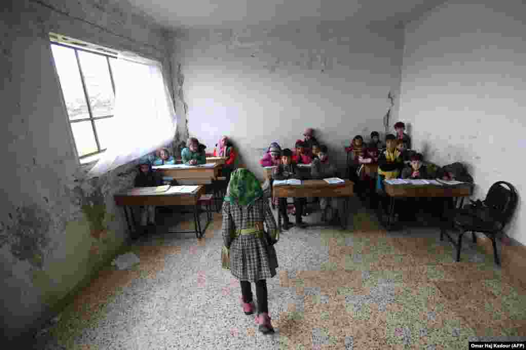 Сырыйскія дзеці наведваюць заняткі ў школе ў паўстанцкім раёне ў правінцыі Хама. AFP/Omar Haj Kadour