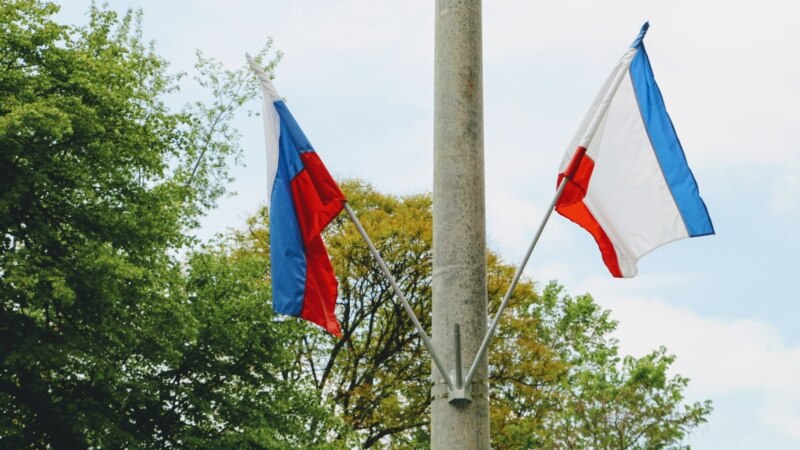 Симферополь к 9 мая украшают российскими триколорами  (+фото)