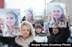 Протестующие с портретами Ольги Залецкой