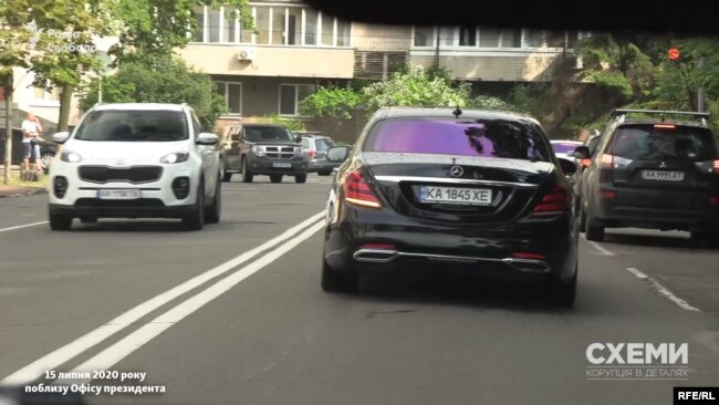 15 липня «Схеми» зафіксували, як близько 17-ї з Офісу президента виїхав Mercedes, яким користується керівник ОП Андрій Єрмак
