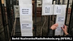 Паркан перед входом до посольства «оздобили» теками з іменами жертв насильницьких зникнень