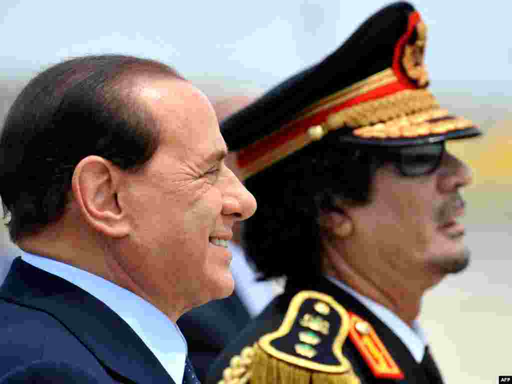 Сильвио Берлускони и Муамар Каддафи: Ливийский лидер начинает свой первый в политической карьере официальный визит в Италию (ФFP)