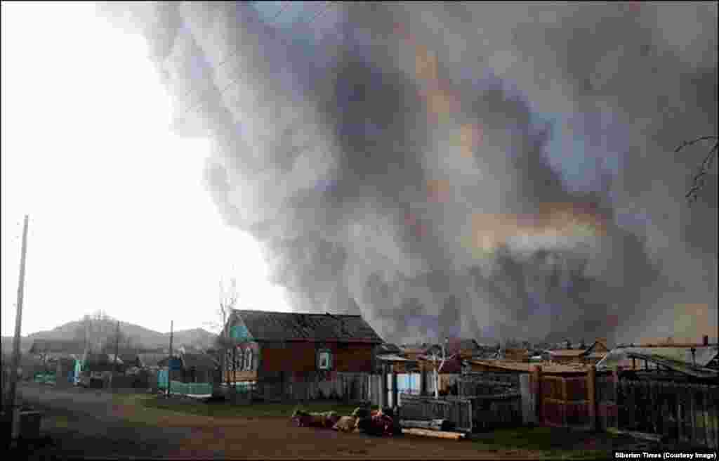 На фотографии из The Siberian Times запечатлены пожары в деревнях Бурятии.