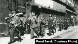 Солдати Російської визвольної армії (РОА), в російській історіографії відомі, як «власівці» на вулицях Праги, травень 1945 року