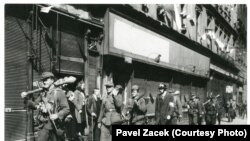 Солдаты РОА и пражские повстанцы на улице Плзеньска в Праге, 7 мая 1945 года