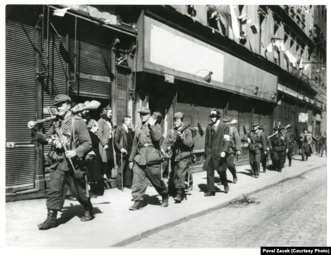 Солдаты РОА и пражские повстанцы на улице Плзеньска в Праге, 7 мая 1945 года