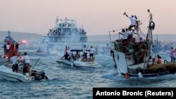 Ljudi na brodicama prate katamaran koji je Dragojevića odvezao na njegovo zadnje putovanje, Split