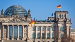 Flamuri i Gjermanis; valon përpara ndërtesa së Parlamentit gjerman në Berlin. Fotografi ilustruese nga arkivi. 