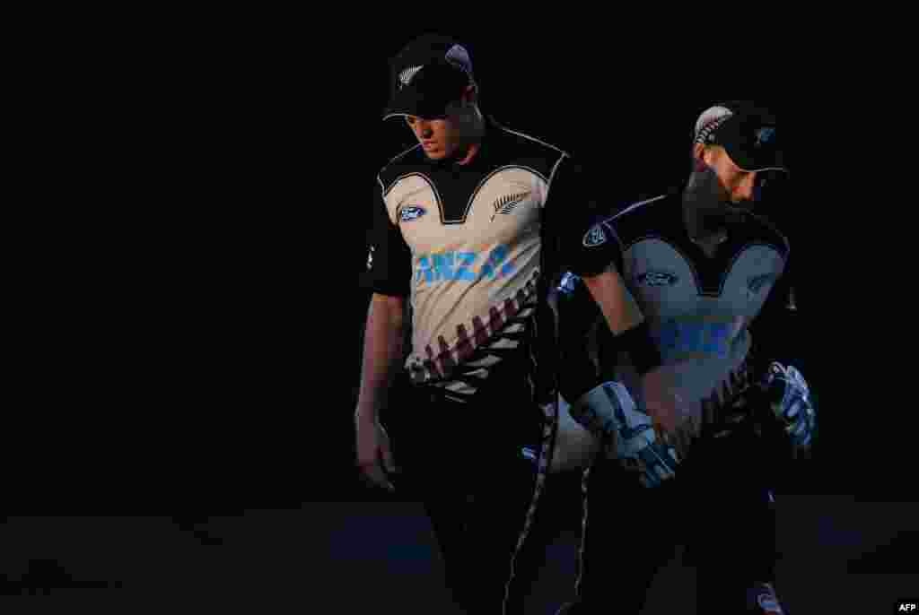 New Zealand -- Matt Henry (L) and Luke Ronchi (R) walk during the second 20/20 cricket match between New Zealand and Pakistan at Eden Park in Auckland on January 15, 2016.