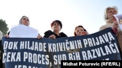 Protest porodica Bošnjaka ubijenih u ratu na Korićanskim stijenama kod Travnika, 2. novembar 2011