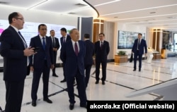 Нұрсұлтан Назарбаевтың президент өкілетін тоқтатқан соң «Нұр Отан» партиясы ғимаратына келген сәті. Нұр-Сұлтан. 10 сәуір, 2019 жыл