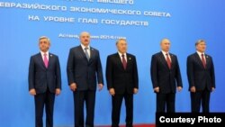 ЕAЭБ мүчө мамлекеттердин президенттери Саргсян, Лукашенко, Назарбаев жана ага талапкер болуп жаткан Кыргызстандын президенти Алмазбек Атамбаев. 