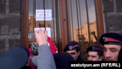 Участники акции протеста перед зданием областной администрации Ширака, Гюмри, 14 января 2015 г. 