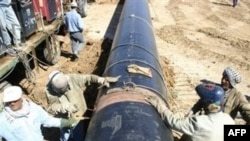 The Kirkuk-Turkey pipeline being repaired in 2004