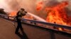 Vatrogasac se bori sa vatrenom stihijom u dolini Simi u Kaliforniji, 12. novembar 2018. 