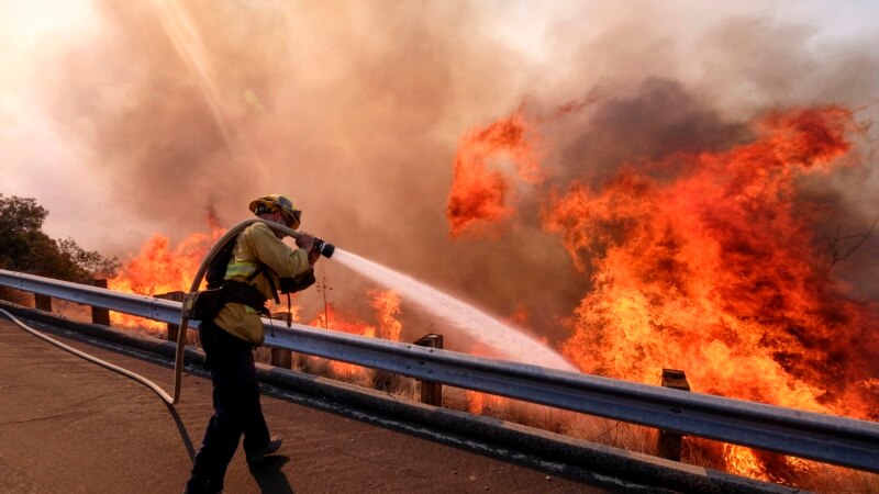 Vremenski uvjeti pomažu u smirivanju požara u Kaliforniji