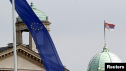 Zastave EU i Srbije ispred zgrade Skupštine u Beogradu, 2. mart 2012.