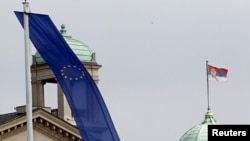 Zastave Evropske unije i Srbije, kod Skupštine Srbije u Beogradu, fotografija iz arhive