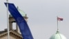 Zastave EU i Srbije ispred zgrade Skupštine u Beogradu (Arhivska fotografija)