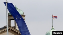 Zastave EU i Srbije ispred zgrade Skupštine u Beogradu (Arhivska fotografija)