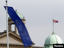 Zastava EU ispred zgrade Skupštine Srbije - ilustracija