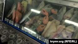 Продажа рыбы на Центральном рынке в Симферополе. 