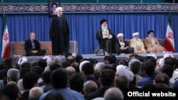 حسن روحانی روز چهارشنبه در حضور آیت‌الله خامنه‌ای سخنرانی می‌کرد